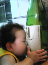 こぼれた酒を、ストローでチューチューするヨメさんと、一升瓶にチューするムスコはぁ～ダメですかぁああ～～～ 画像2