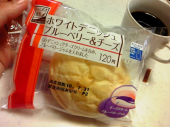 ローソン＠ホワイトデニッシュ ブルーベリー＆チーズ　１２０円 画像1
