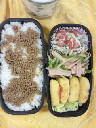 野菜炒めとチキンナゲットのそぼろ弁当