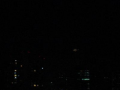 夜空に飛行船。