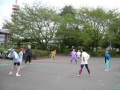 公園で健康維持する人々