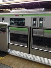 お、山手線ホームにやっとドアが‼ 画像1
