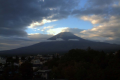 富士山は雪が降ってるだろう。百恵ちゃんが引退した日