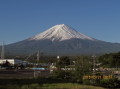 雪で真っ白になった富士山。深夜の雷、恐かった。