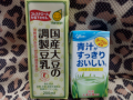 野菜ジュースと豆乳、青汁